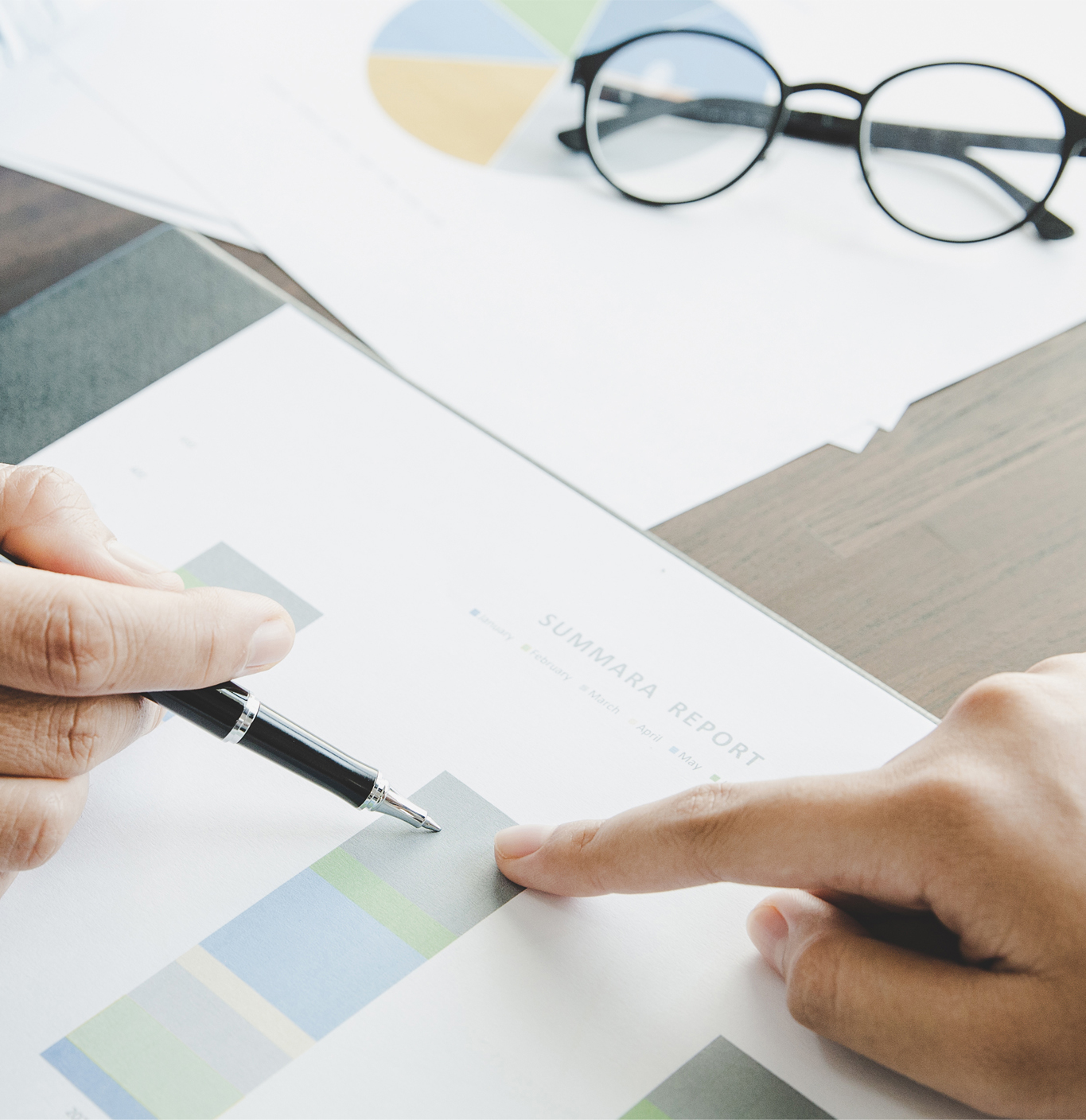 Business group collaboration discussing work analysis with document financial data and marketing growth report graph in team, presentation and brainstorming to strategy plan making profit of company. rioleren-rioleur-assistent-werkenenleren